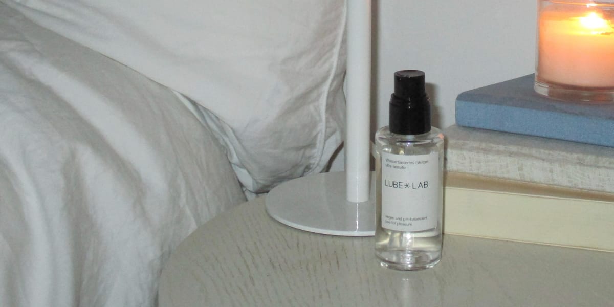 Erste LubeLab Produktion: Sensitives Gleitgel fr mehr Health & Pleasure |  Ultra-sensitives, pH balanciertes Gleitgel auf Wasserbasis optimiert fr  vaginale Gesundheit im 50ml Pumpspender.