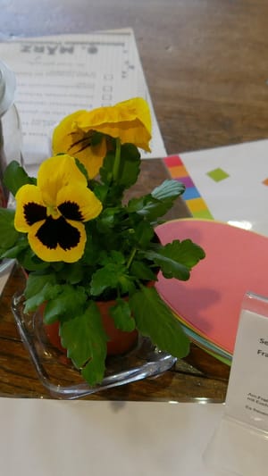 Dialogtische bewegen die Welt