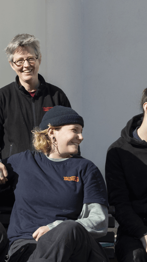 Helft der Tischleria beim Umziehen