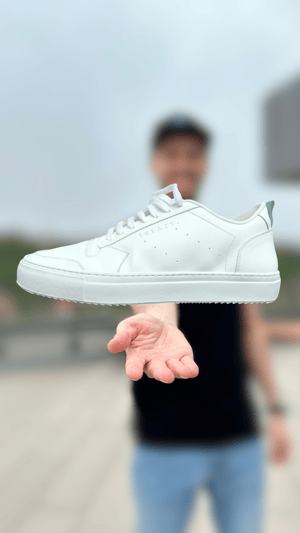 TREAZY. Sneaker aus Apfel-Leder