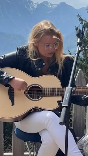 Goldener Käfig – ein Roman über Kontrolle & Freiheit einer jungen Autorin mit MS