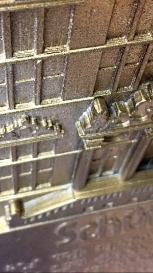 Tastreliefs von 5 historischen Bremer Gebäuden