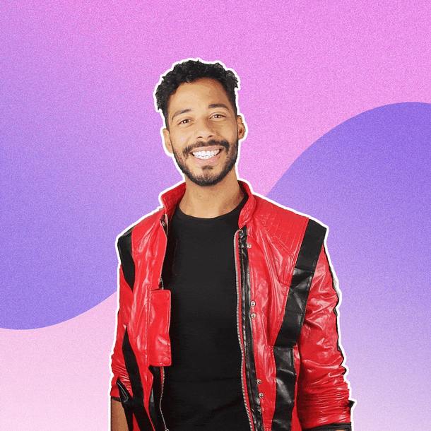 Lächelnder Mann in roter Lederjacke mit schwarzen Streifen steht vor farbigem, animiertem Hintergrund.