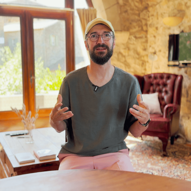 Unser Gründer Denis sitzt in einem altertümlichen Haus und spricht über Startnext.