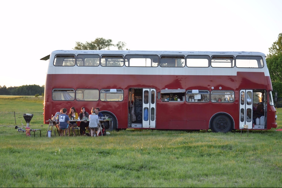 Каждый день автобус. Viele Menschen steigen aus Dern Bus und obus .... А) ein b) zu с) aus.